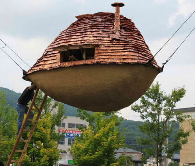 Nhà bay bằng bùn tại Nhật: Sống trên căn nhà này bạn sẽ có cảm giác mình đang bay trên không trung như một phi thuyền lơ lửng, bởi ngôi nhà đặc biệt này được neo móc bởi bốn sợi dây cáp chắc chắn.
